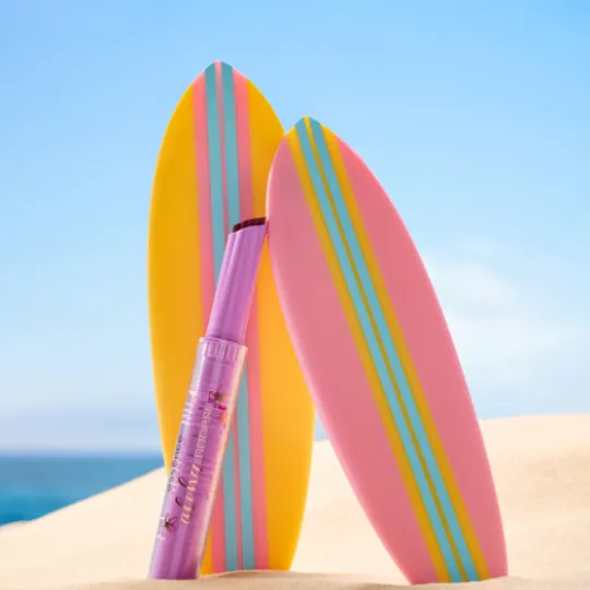 essence Aloha, Babes! Gloss in Stick 01 Sunny Bliss, Flower Kiss 1,6 g