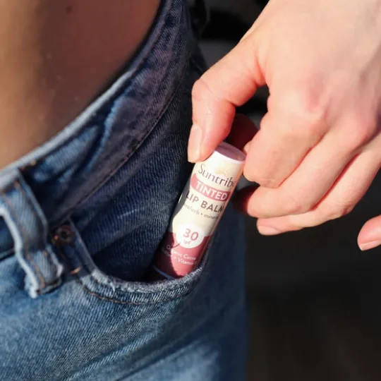 Suntribe Läppbalsam med Naturliga Mineraler SPF30 Tinted